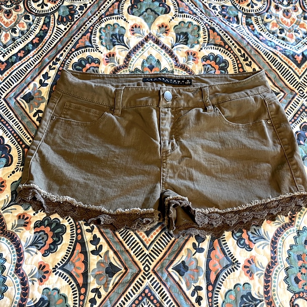 Tinseltown Lace Hem Shorts (Olive Brown) - Size 11